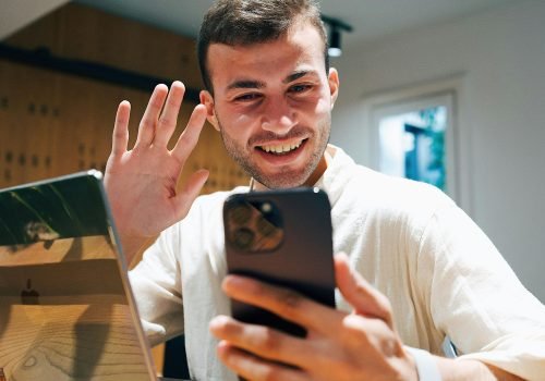 Advogado realizando atendimento jurídico online por videoconferência para esclarecimento de dúvidas trabalhistas.