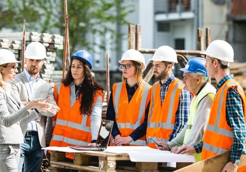 Mestre de obras conversando no canteiro de obras, ilustrando situação de subordinação e vínculo empregatício.